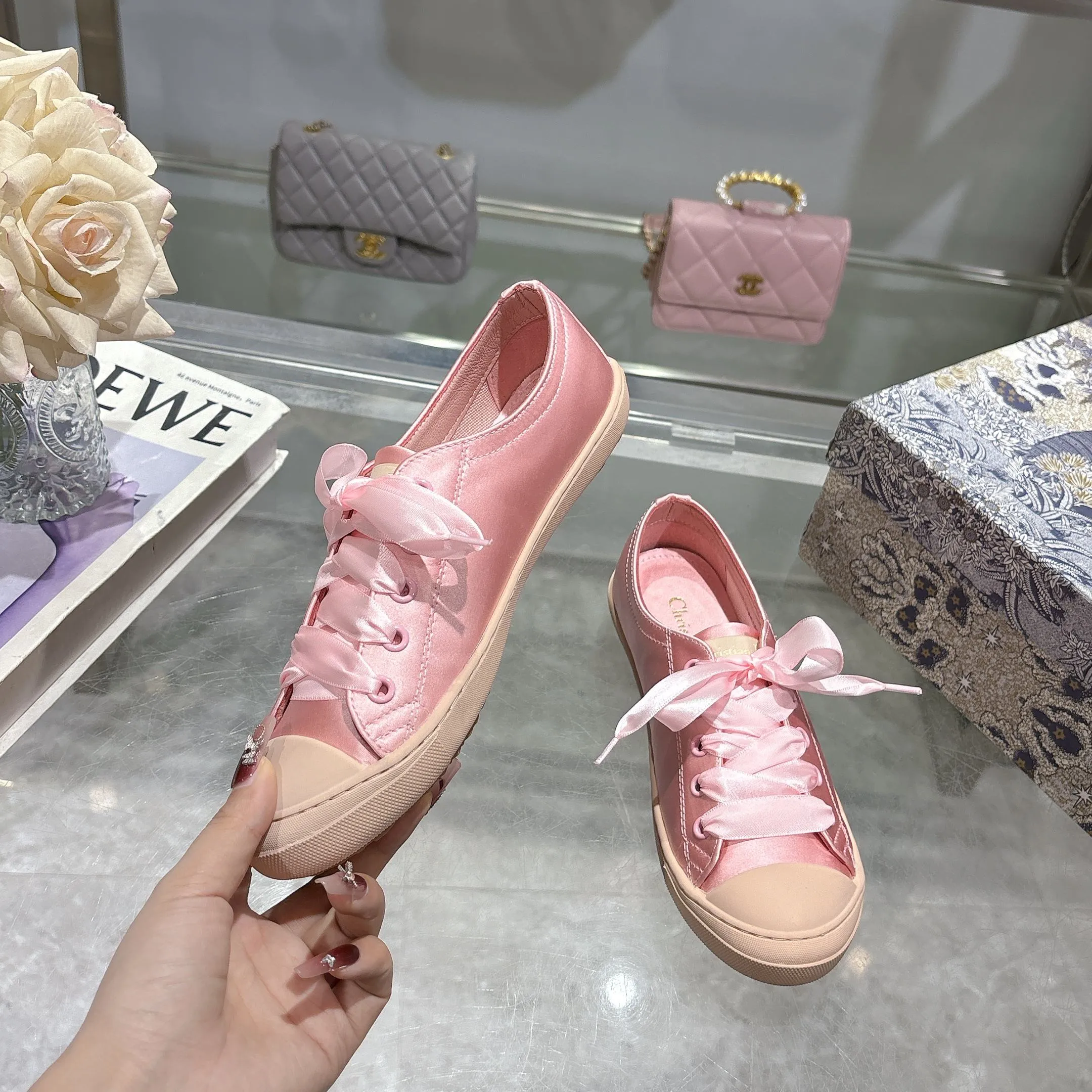 👟👟Ex-factory price 440👟👟 Dior ballet-style casual shoes, the same style as celebrities, satin fabric, breathable mesh lining, sheepskin for feet, wear-resistant rubber sole, size 35-40.